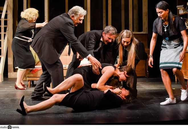 To αριστουργηματικό θεατρικό έργο «Αύγουστος» του Tracy Letts συνεχίζεται για 2η χρονιά στο Θέατρο Δημήτρης Χορν