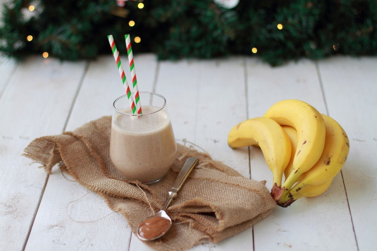 Χριστουγεννιάτικο smoothie με γάλα αμυγδάλου, μπανάνα και φυστικοβούτυρο